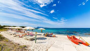 Spiaggia privata, lettini da mare, ombrelloni, un bar sulla spiaggia