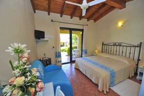 Safe på rommet, skrivebord, blendingsgardiner og lydisolert