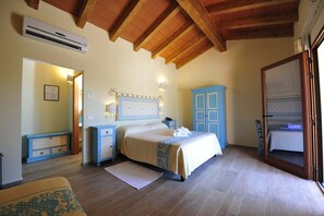 Safe på rommet, skrivebord, blendingsgardiner og lydisolert