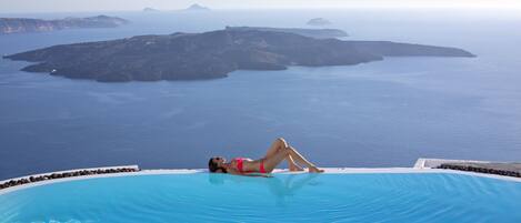 Ulkouima-allas, aurinkotuoleja