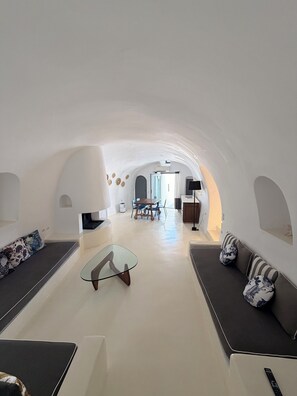 Honeymoon Suite (Love) | In-room safe, individually furnished, soundproofing, iron/ironing board