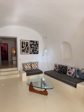In-room safe, individually furnished, soundproofing, iron/ironing board - Alta Vista Suites (Santorini)