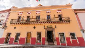 Vista frontal de la propiedad