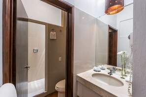 Dusche, Regendusche, kostenlose Toilettenartikel, Haartrockner