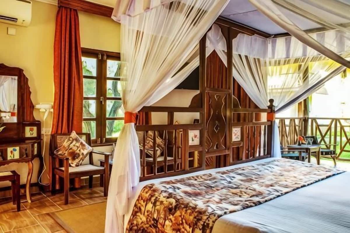 Desk, free cots/infant beds, free WiFi, bed sheets