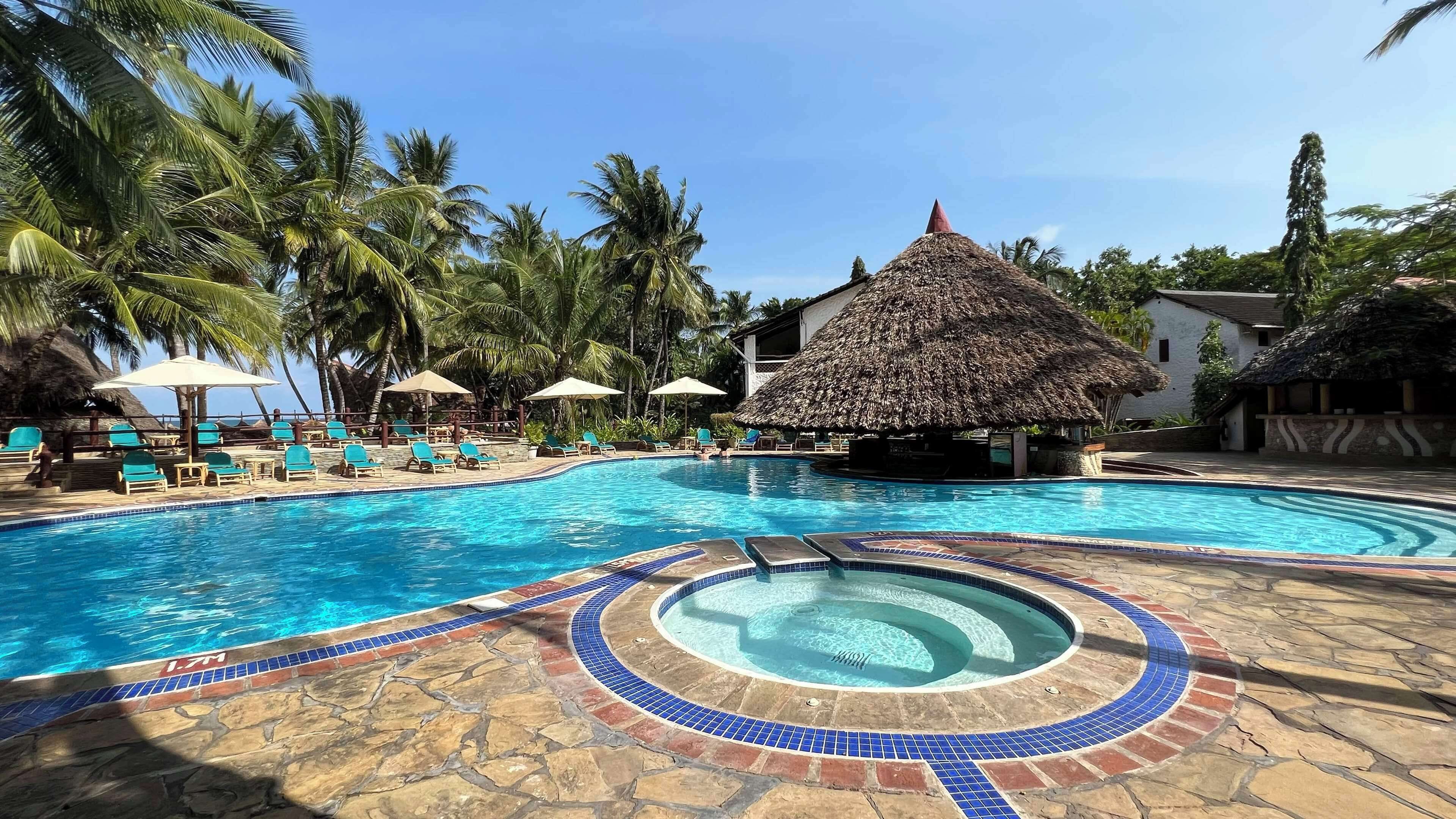 Außenpool, Sonnenschirme, Liegestühle