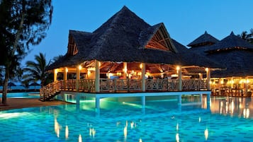 Piscine extérieure, parasols de plage, chaises longues