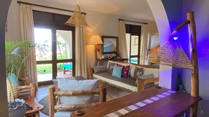 Työpöytä, ilmaiset vauvansängyt, ilmainen Wi-Fi, vuodevaatteet