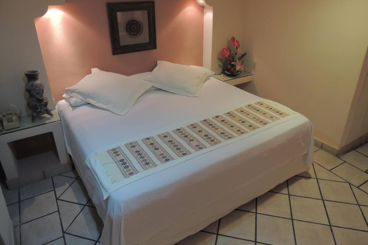 In-room safe, WiFi (free), bed sheets