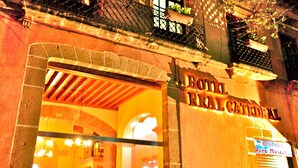 L'ingresso di un hotel con un cartello che riporta la scritta "HOTEL REAL CATEDRAL".