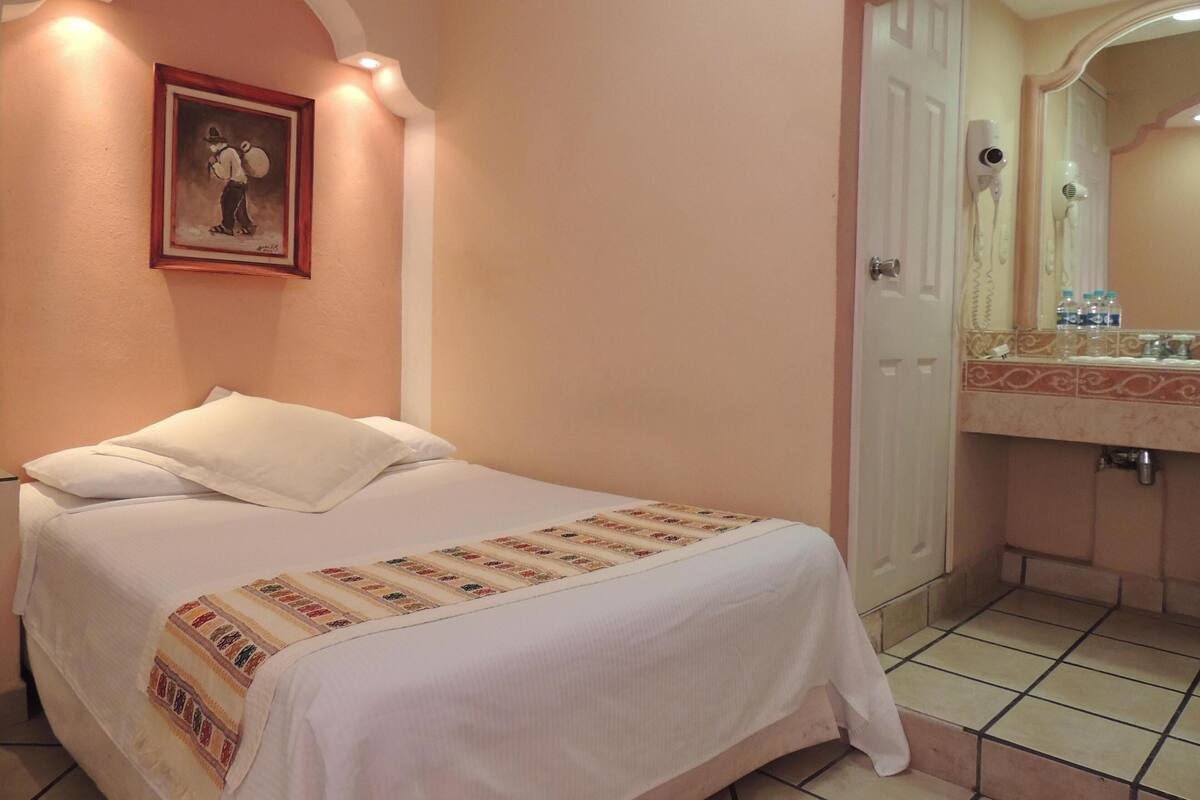 In-room safe, WiFi (free), bed sheets