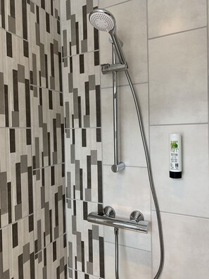 Superior Double Room | Bathroom | Shower, free toiletries, hair dryer, towels