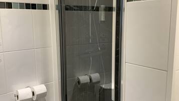 Twin Room | Bathroom | Shower, free toiletries, hair dryer, towels