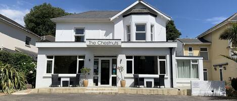 Mặt tiền nơi lưu trú