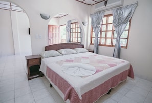 Suite | Cofres nos quartos, escrivaninha, espaço de trabalho para notebook