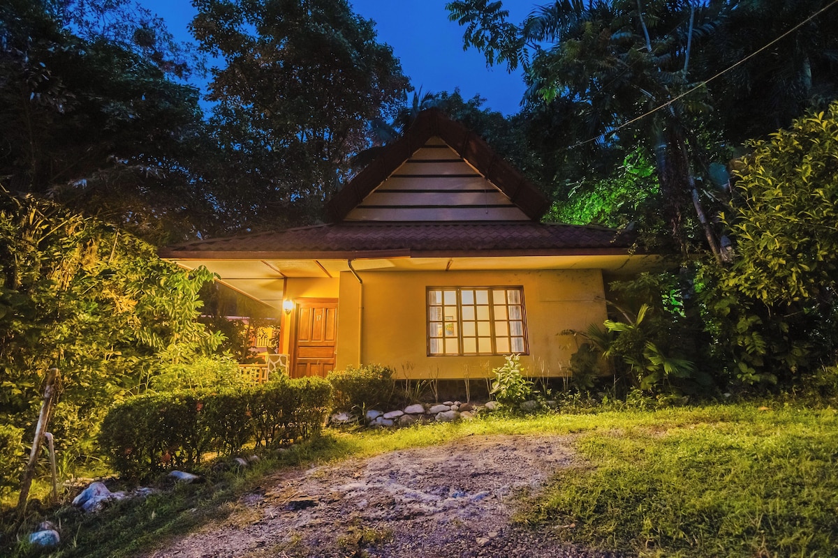 Bungalow | In-room safe, desk, laptop workspace, blackout curtains