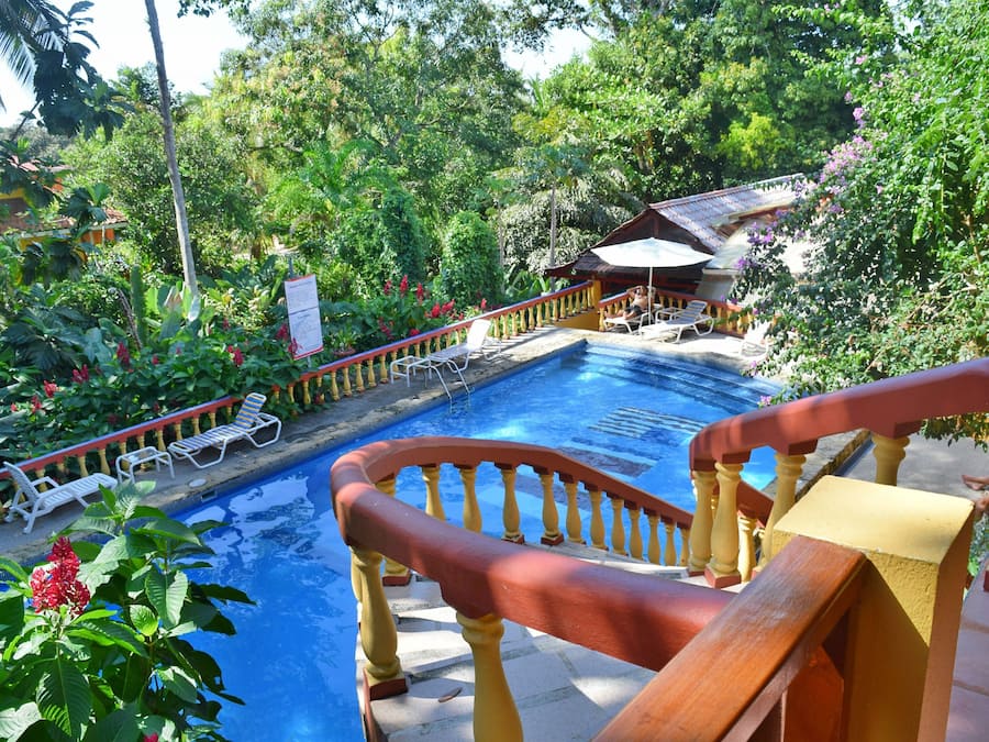 Piscina externa, guarda-sóis, espreguiçadeiras