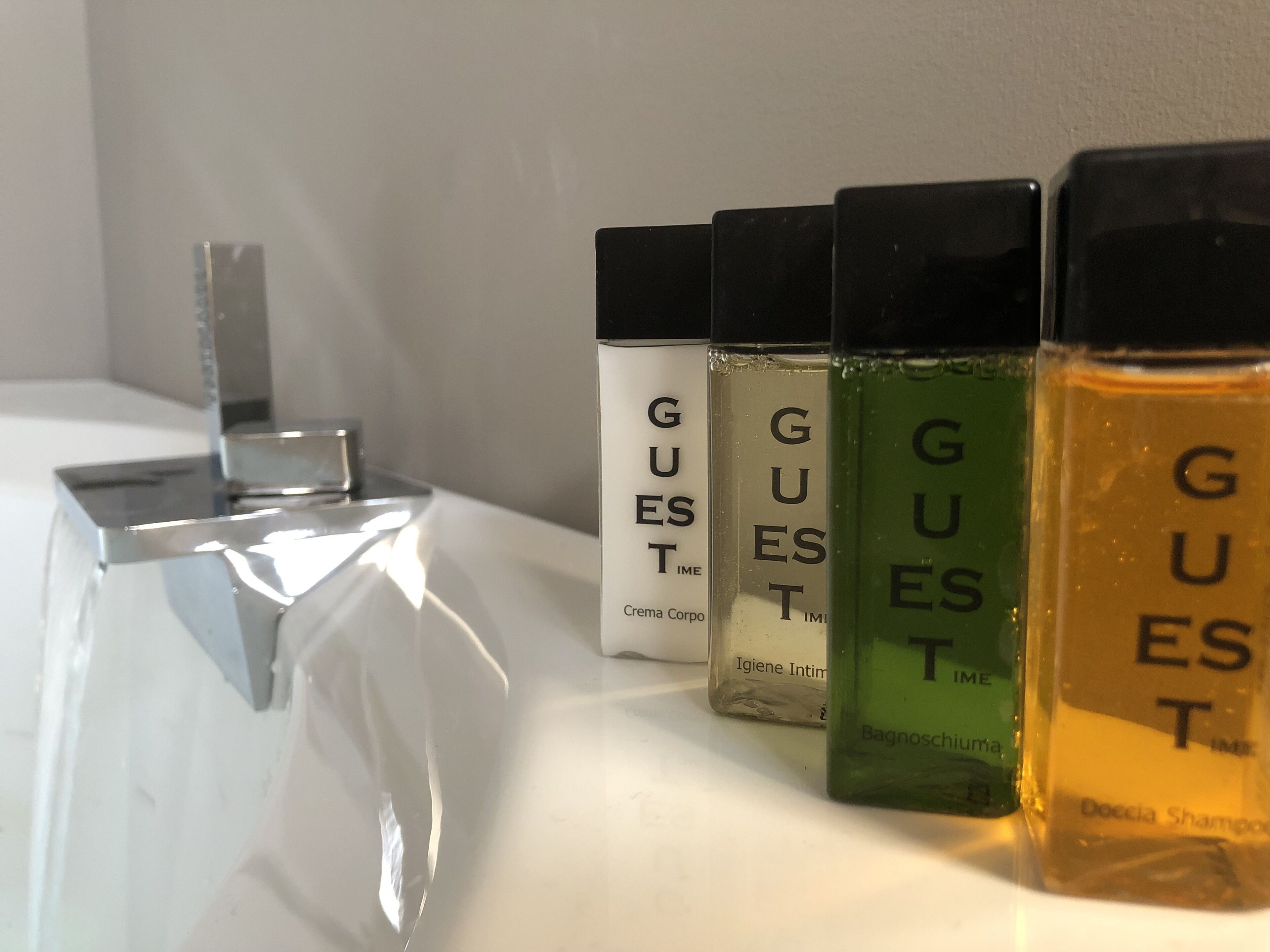 Varias botellas etiquetadas como 'GUEST TIME' con diferentes aromas.
