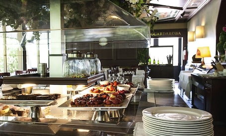 Restaurant. 57ResHotel Orio