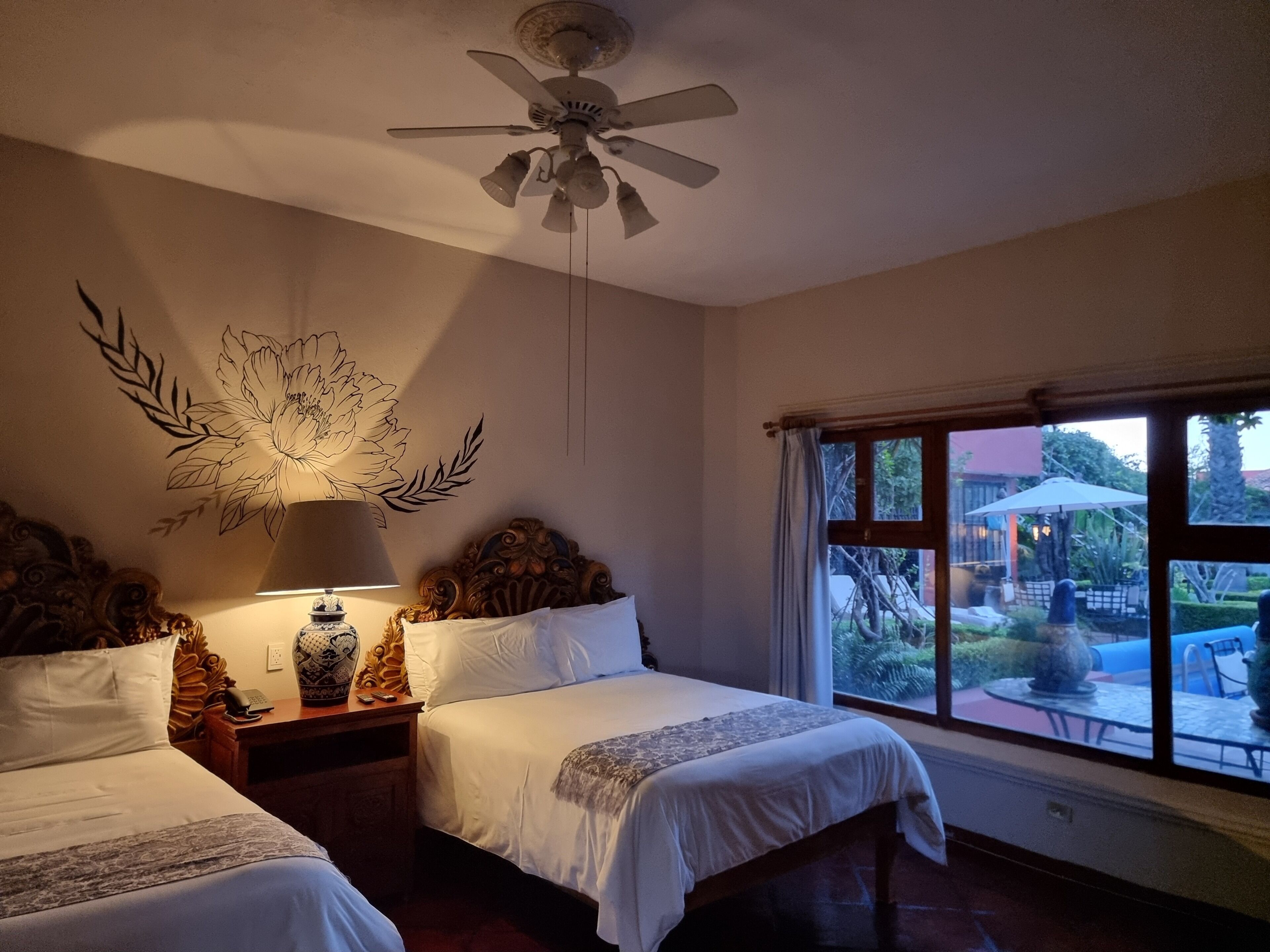 Suíte estúdio família, 2 camas Queen, vista para o jardim, no piso térreo | Roupas de cama premium, edredons de pluma, cofres nos quartos