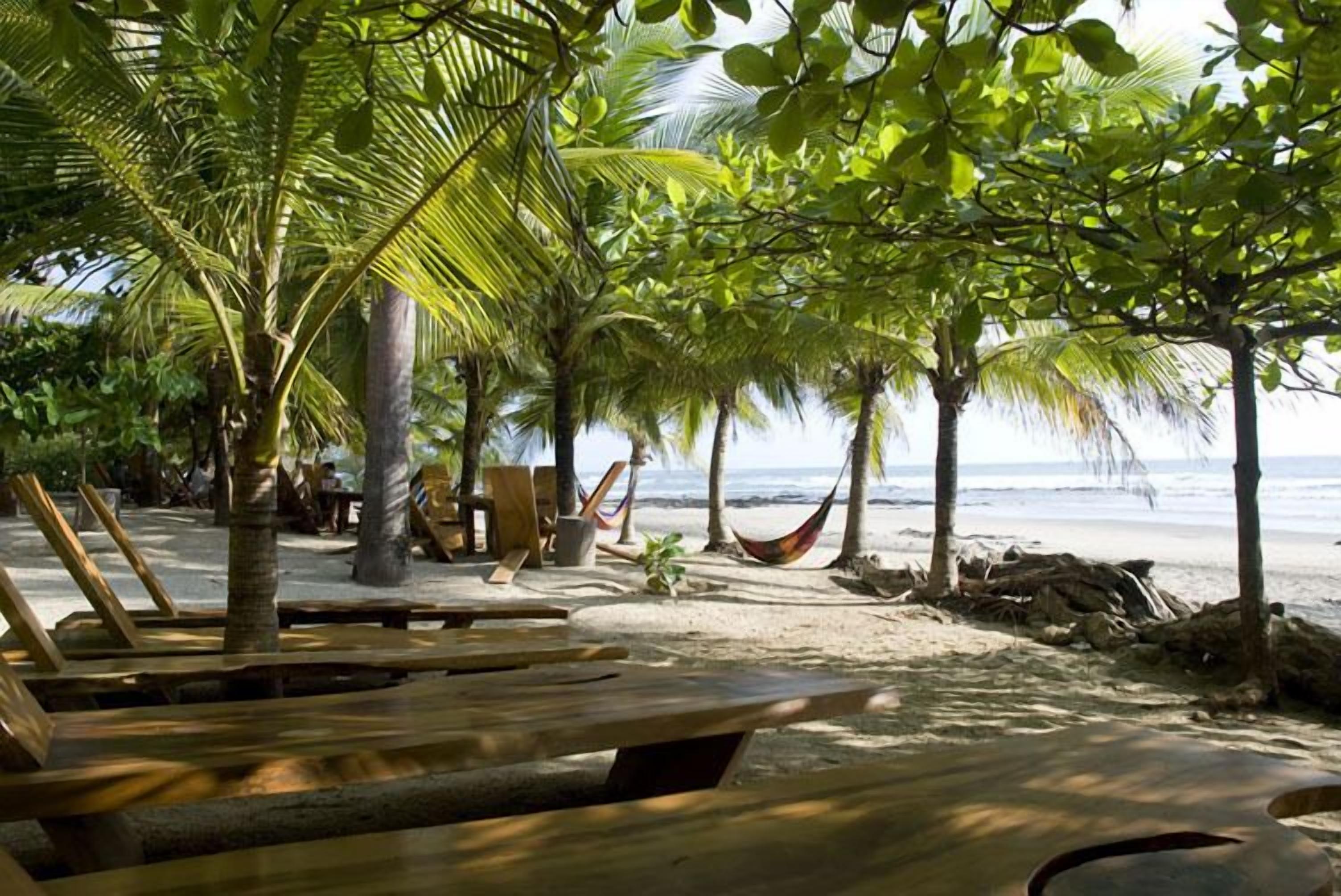 Playa en los alrededores y playa de arena blanca 