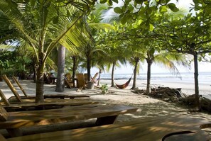 Playa en los alrededores y playa de arena blanca 