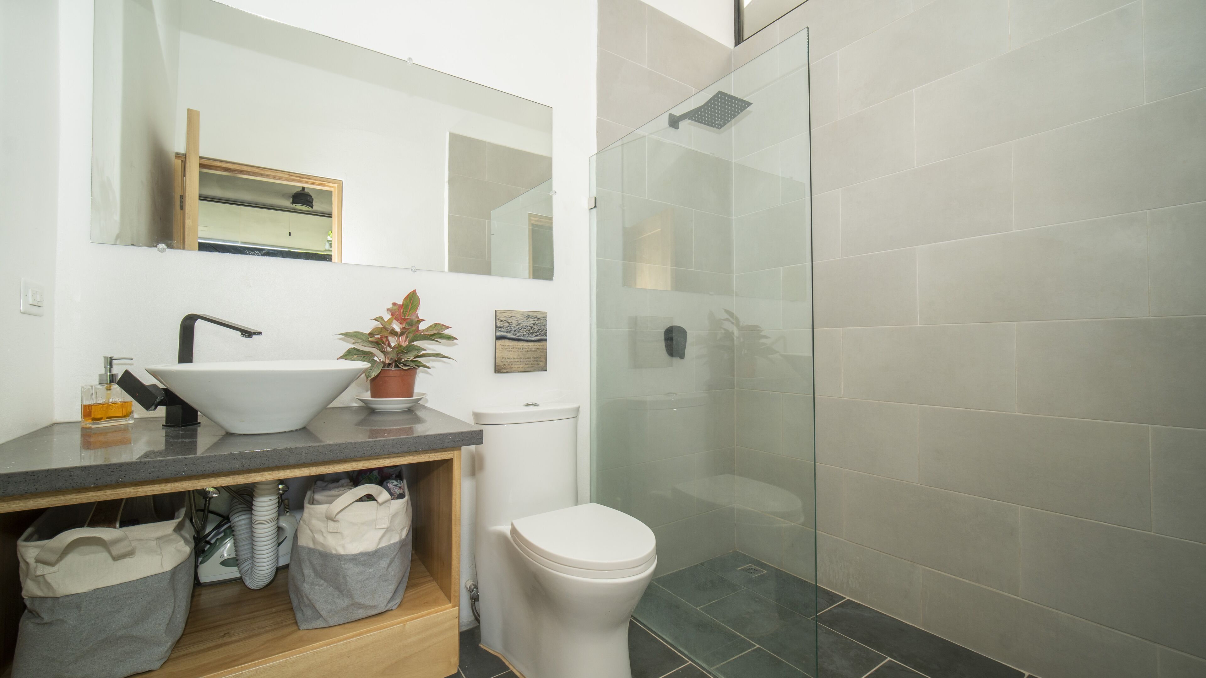 villa deluxe (max 6 pax) | bathroom | shower, towels