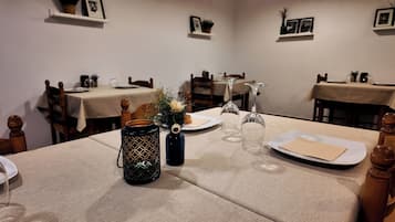 ランチ、ディナーに営業 (スペイン料理、ガーデン ビュー)