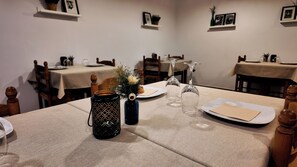 Lunch, dinner served; Spanish cuisine, garden views - El Huerto Del Abuelo (Tamajon)