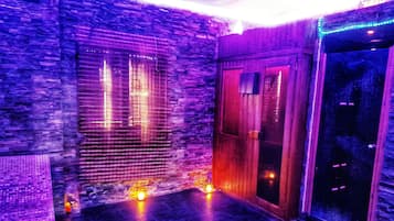 Een sauna, een bubbelbad, lichaamsbehandelingen, hydrotherapie