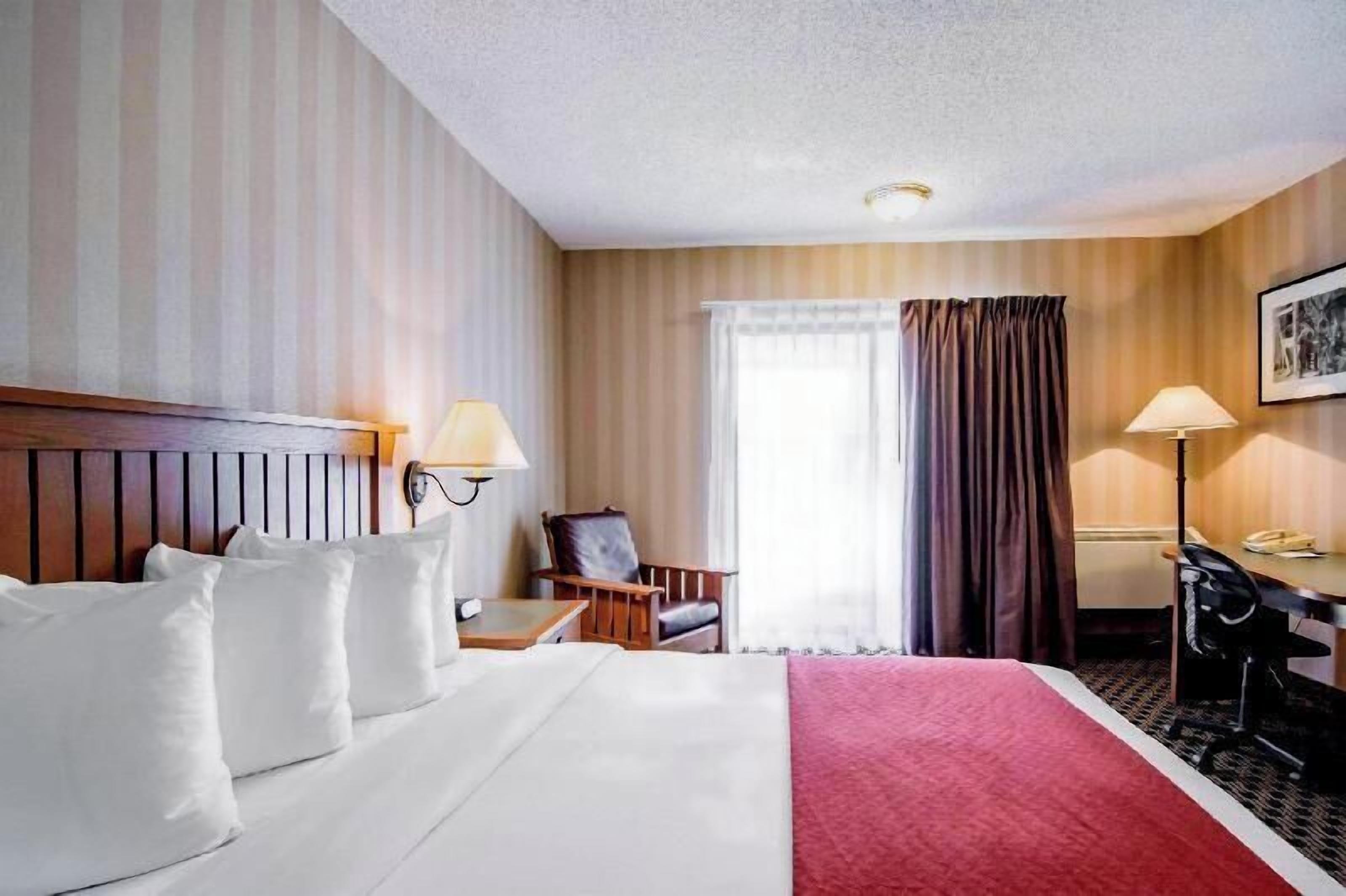 Escritorio, tabla de planchar con plancha y camas plegables/adicionales 
