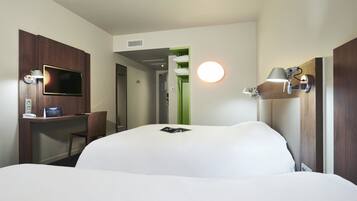 Chambre Standard, plusieurs lits | Bureau, rideaux occultants, chambres insonorisées, lits bébé (gratuits)