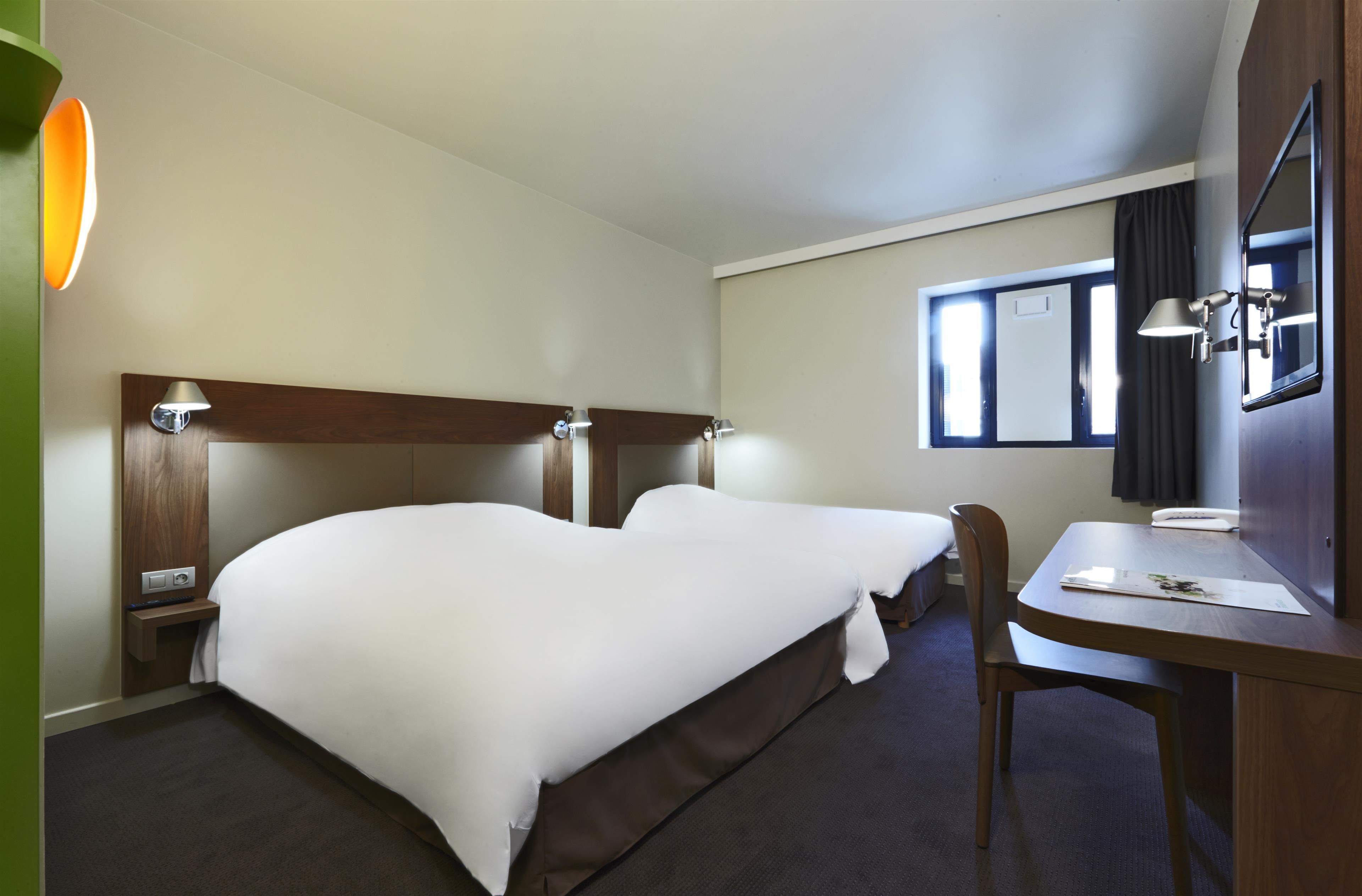 desk, blackout curtains, soundproofing, free cots/infant beds