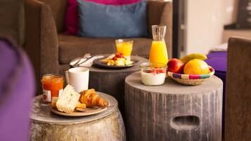 Tägliches Frühstücksbuffet (14.90 EUR pro Person)