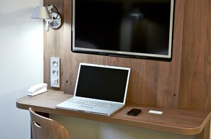 Desk, blackout curtains, soundproofing, free cots/infant beds - Campanile Nancy Centre - Gare (Nancy)