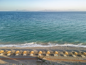 Plage, chaises longues, parasols, serviettes de plage