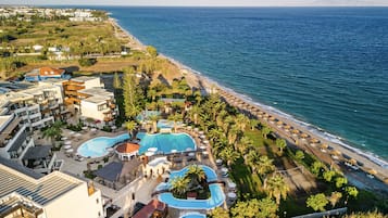 Sulla spiaggia, lettini da mare, ombrelloni, teli da spiaggia