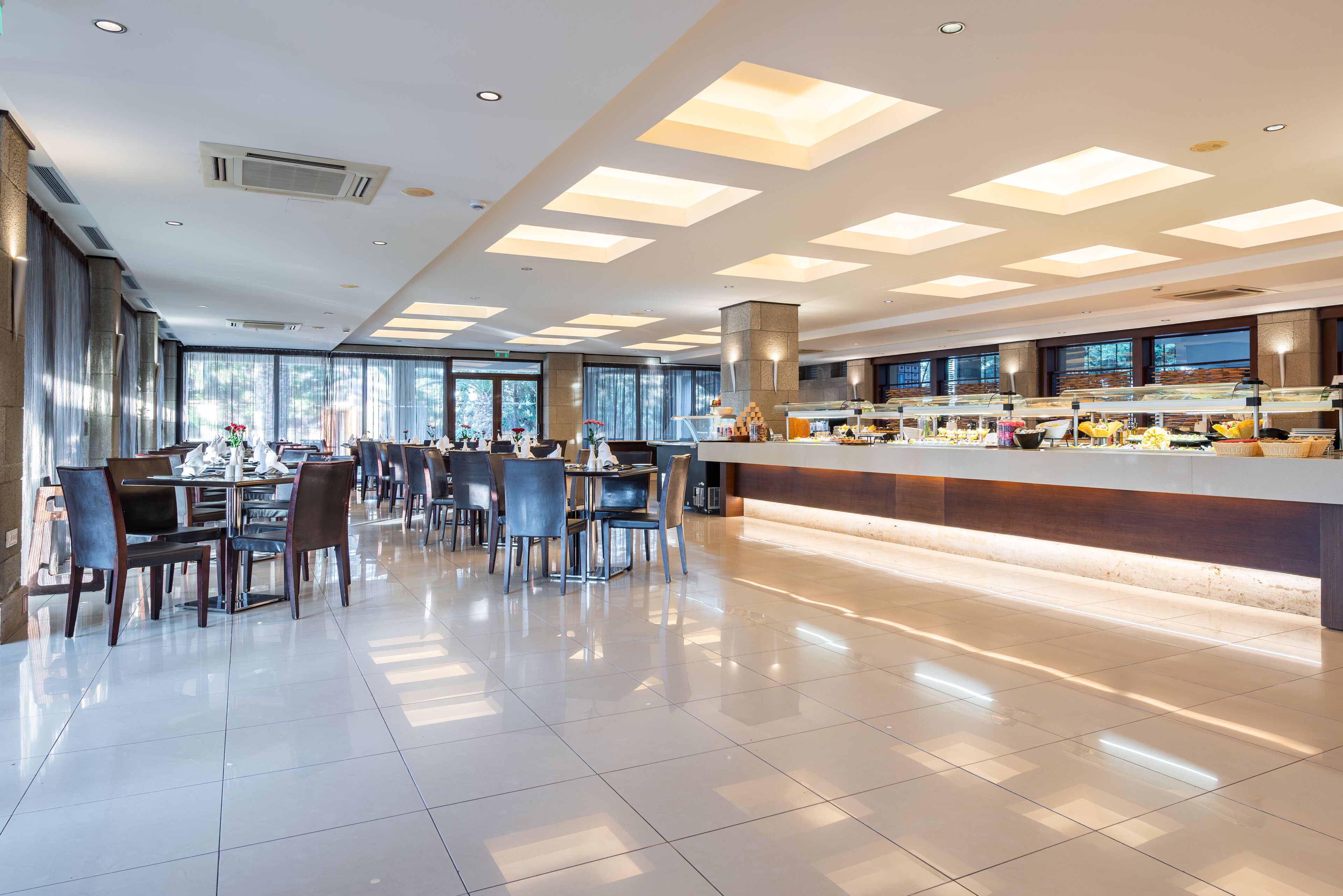 Phục vụ bữa trưa và bữa tối, món ăn mang phong cách quốc tế 