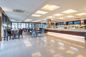 Serveert lunch en diner, internationale gerechten