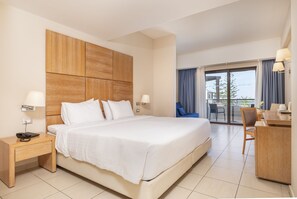 ميني بار وستائر تعتيم وتجهيزات عازلة للصوت ومكواة/لوح كي