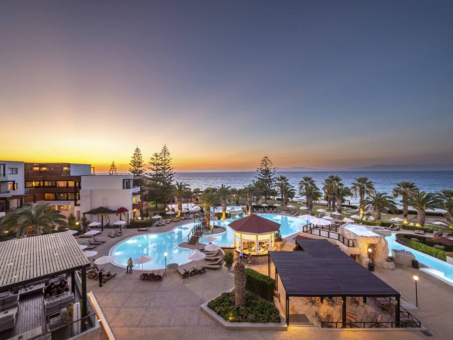 Piscine couverte, piscine extérieure, parasols de plage, chaises longues