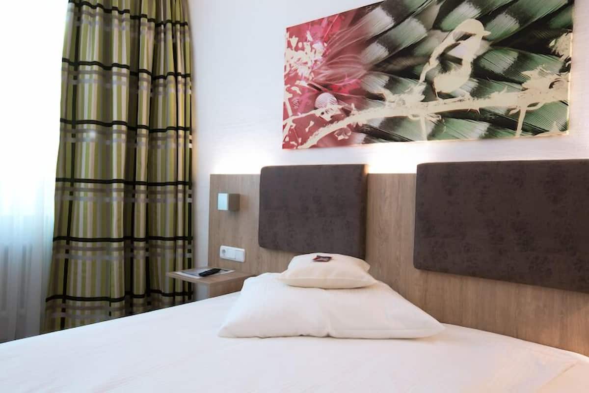 Chambre Simple Affaires | 1 chambre, coffres-forts dans les chambres, bureau