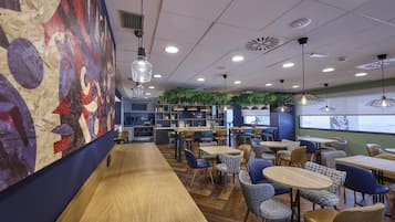 Tägliches Frühstücksbuffet (12 EUR pro Person)