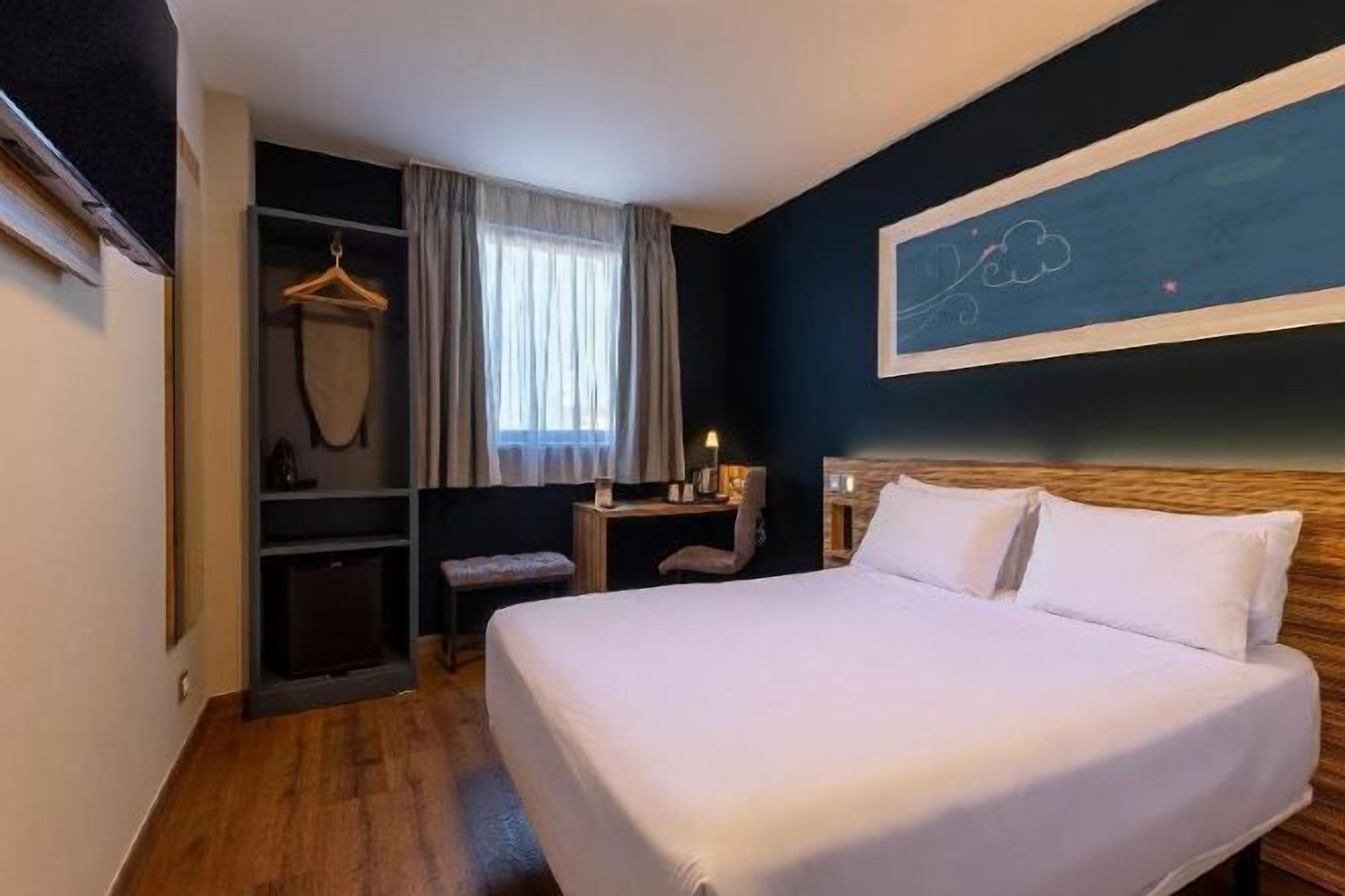 Ropa de cama de alta calidad, camas con pillow-top y escritorio 