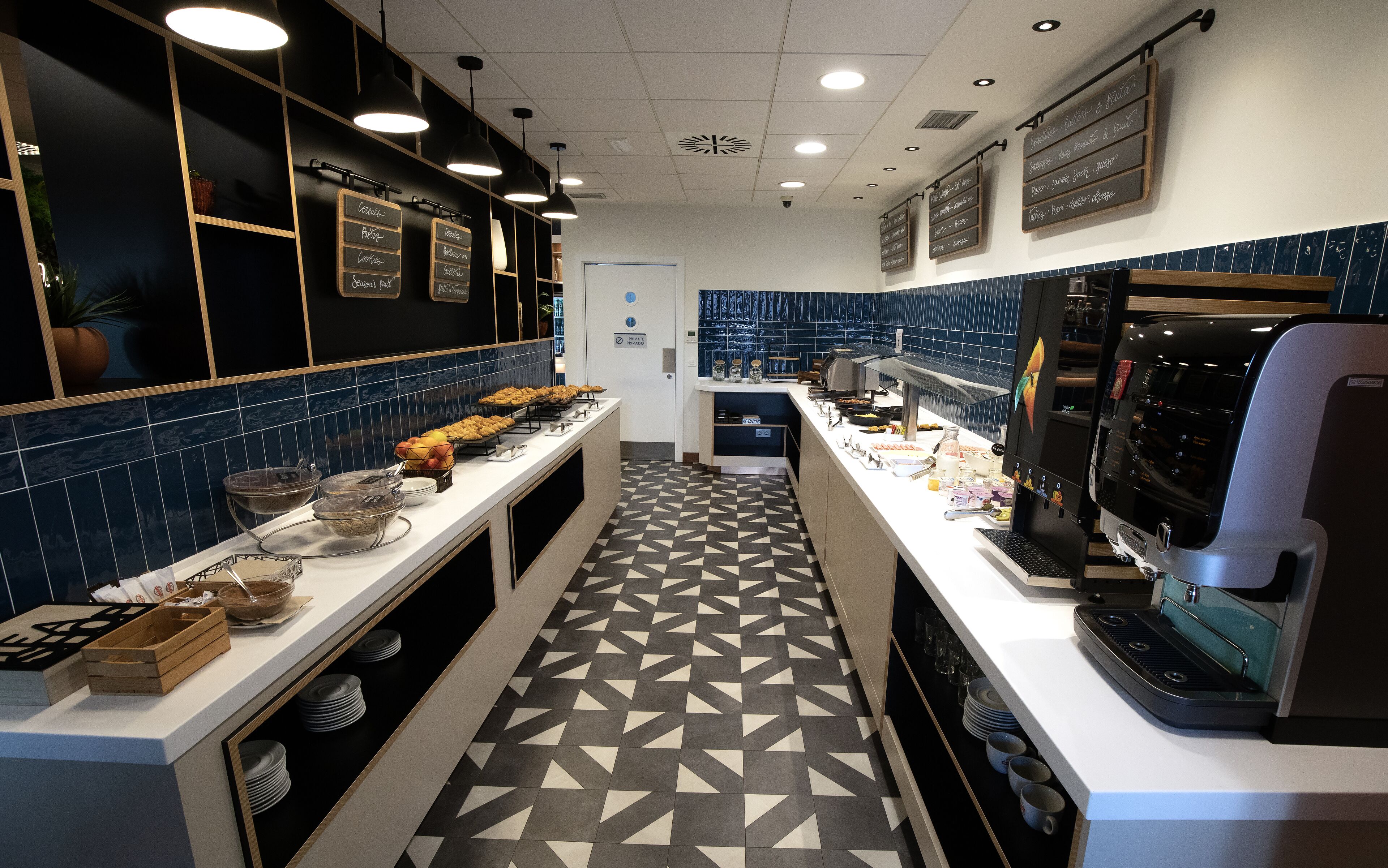 Desayuno buffet todos los días (EUR 12 por persona) 