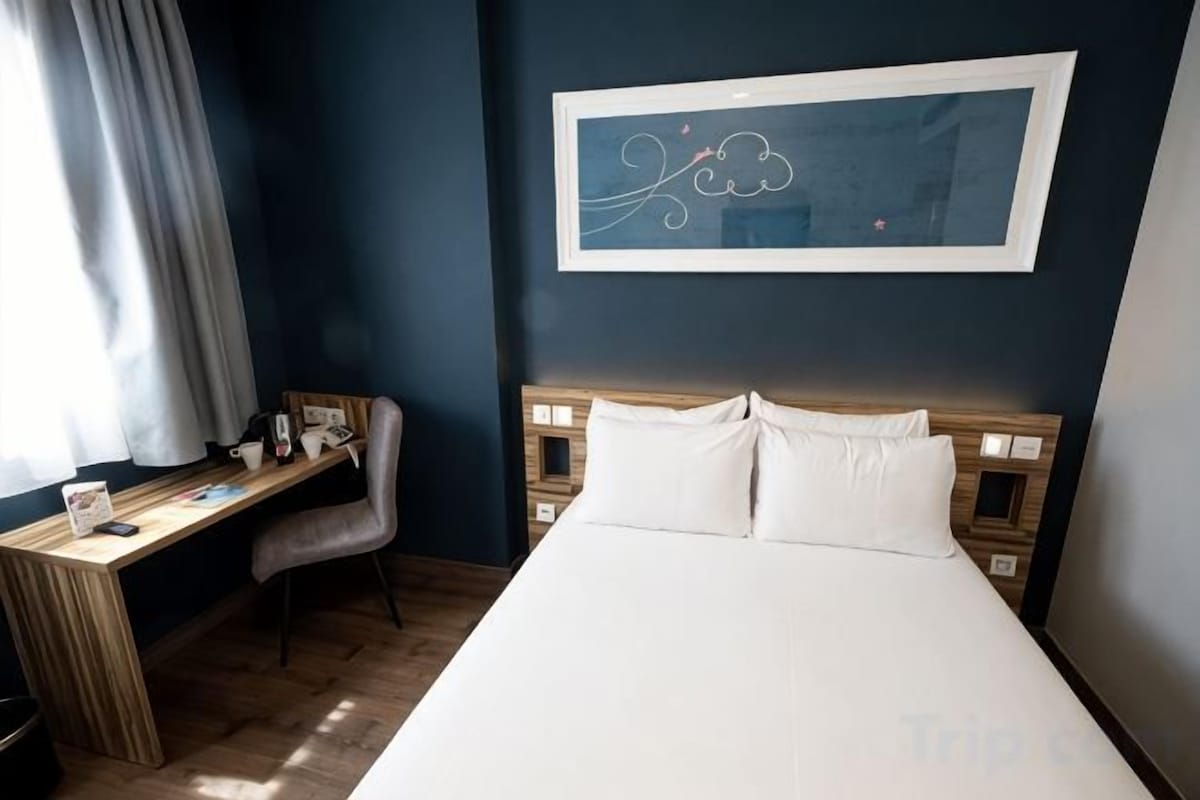 Ropa de cama de alta calidad, camas con pillow-top y escritorio 