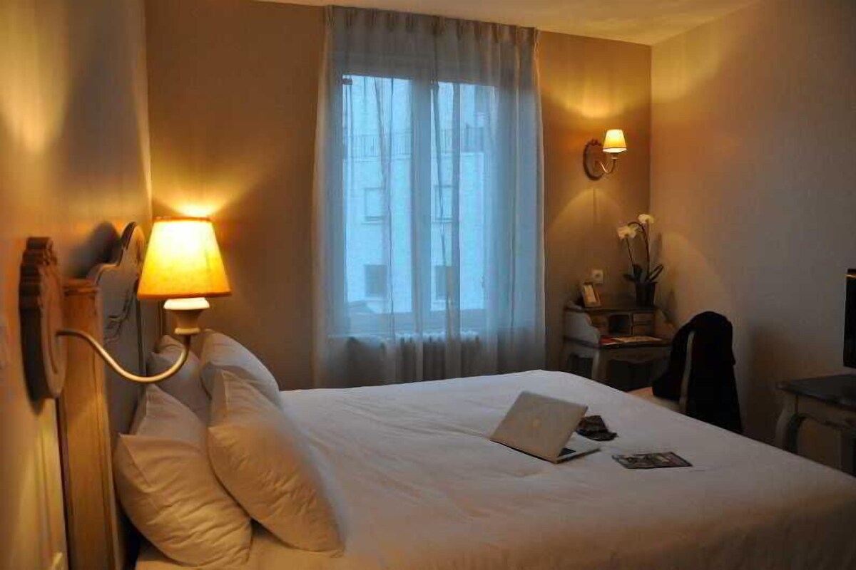 Hypo-allergenic bedding available, Select Comfort beds, desk