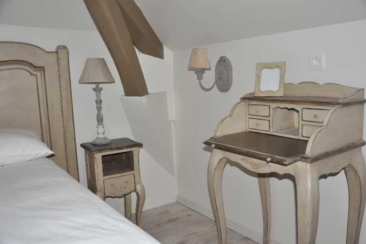 Hypo-allergenic bedding available, Select Comfort beds, desk
