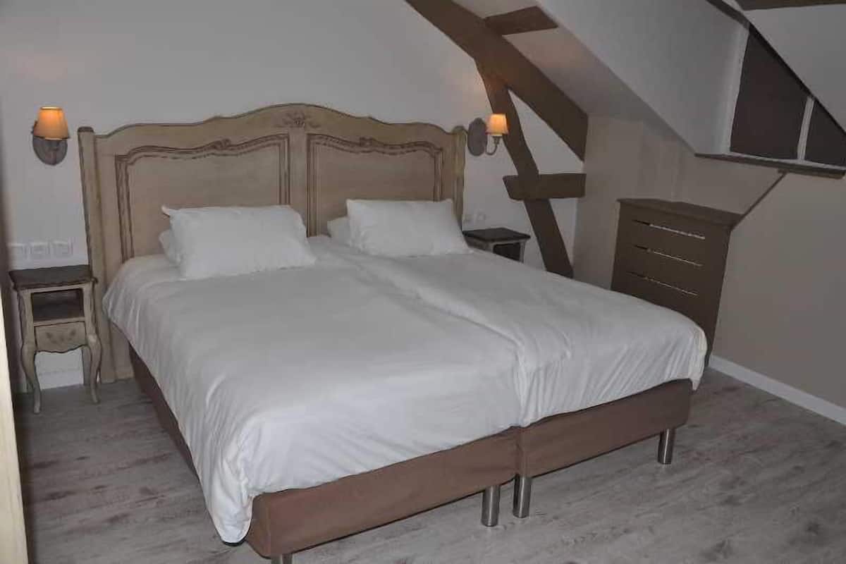 Hypo-allergenic bedding available, Select Comfort beds, desk