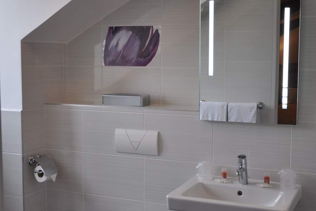 family suite | bathroom | free toiletries, hair dryer, towels